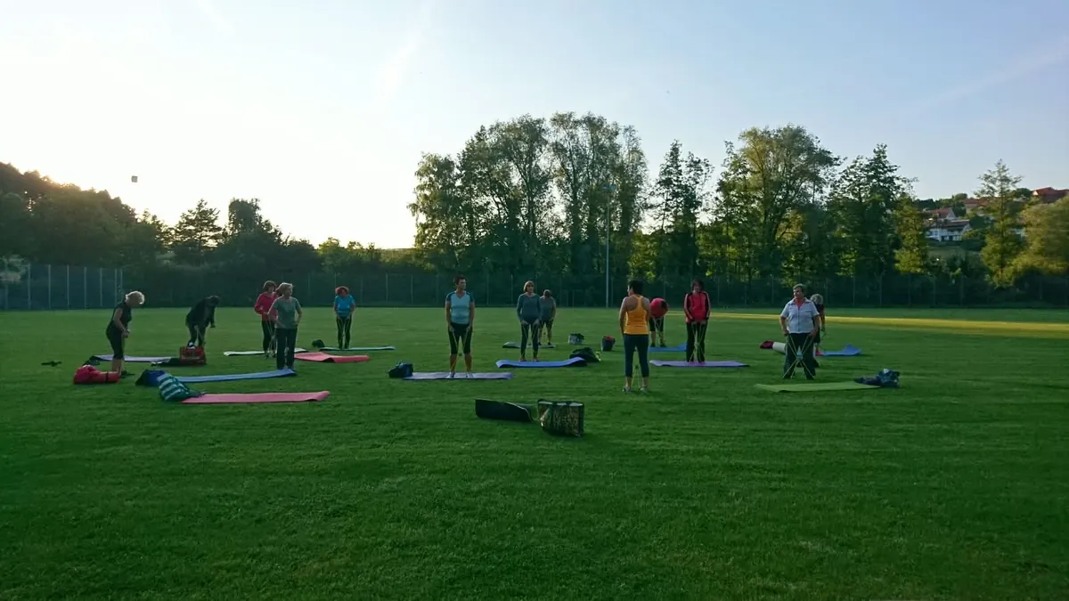 Gymnastik im Freien am Sportplatz